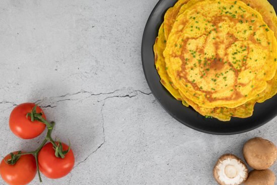 Vegane Omeletten mit Pilzen und Tomaten