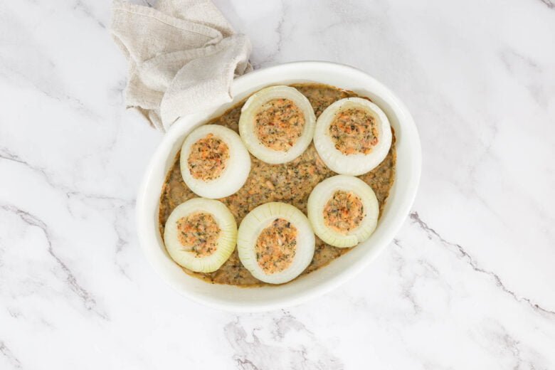 Gefüllte Zwiebeln in GRatinform mit Serviette von oben