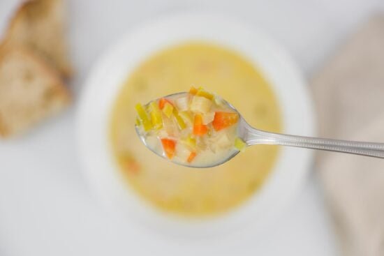 Nahaufnahme der leckeren Solothurner Weinsuppe im Löffel
