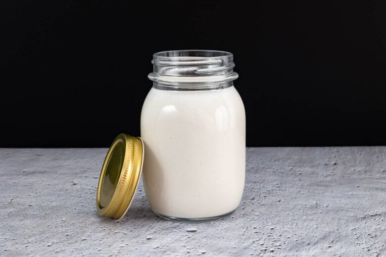 veganer Rahm_Sahne mit Deckel angelehnt