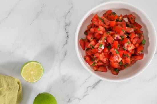 Pico de Gallo - Mexikanische Tomaten Salsa mit Serviette und Limetten