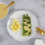 Sauce Hollondaise vegan ohne Ei in Schale und auf Spargeln