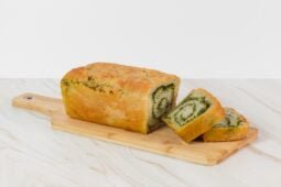 gerolltes baerlauchbrot focaccia bärlauch auf brett