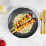 BBQ-Tofu-Spiessli-Vegan auf dem Teller mit Cocktailglas