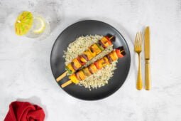 BBQ-Tofu-Spiessli-Vegan auf dem Teller mit Cocktailglas