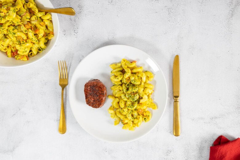 Hoernlisalat vegan - der Beste Nudel-Curry Salat der Schweiz mit veganem Steak auf Teller