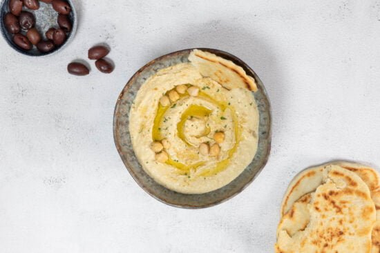 Hummus mit veganem Fladenbrot und Oliven