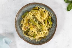 Spargel Spaghetti mit Koriander Minze und Zitrone