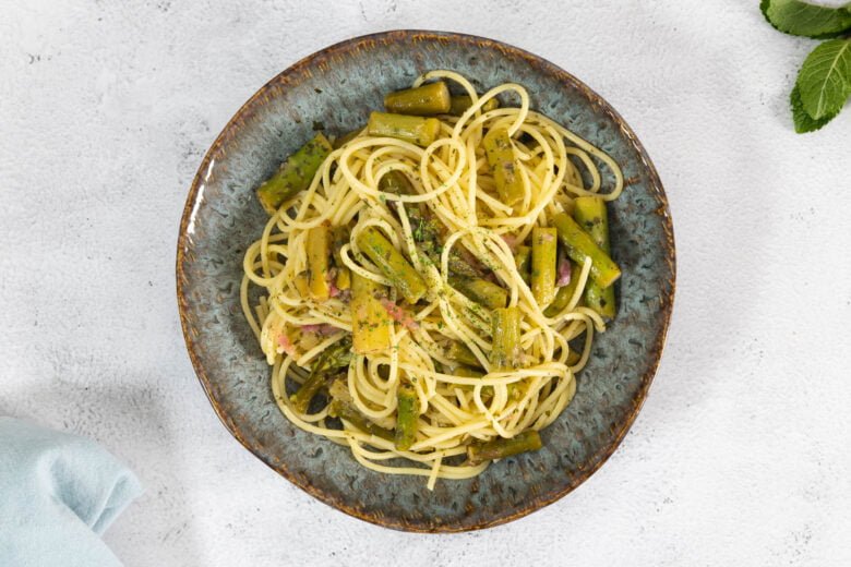 Spargel Spaghetti mit Koriander Minze und Zitrone