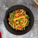 Stir fryed Udon Vegan im Teller mit roter Serviette