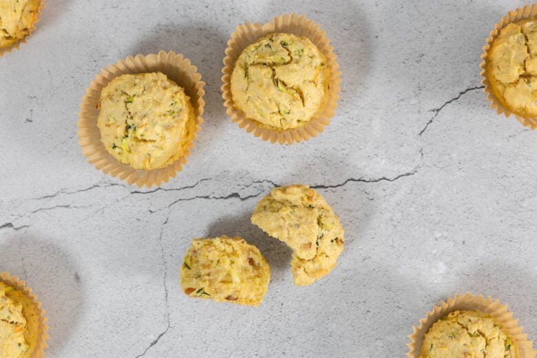 Vegane Zuchetti Nuss Muffins Corn Bread Muffins auf dem Tisch