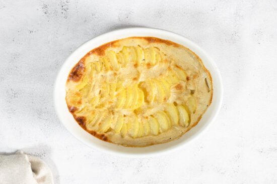 Veganer Kartoffel Gratin gebacken in der Form