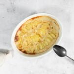 Veganer Kartoffel Gratin mit Loeffel und Serviette