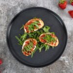 Tomaten Erdbeer Bruschetta mit Cashewcreme und Deko Erdbeeren