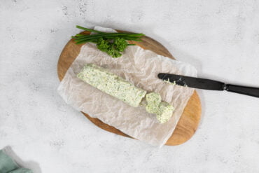 Vegane Originale Kraeuterbutter von oben mit Kraeutern