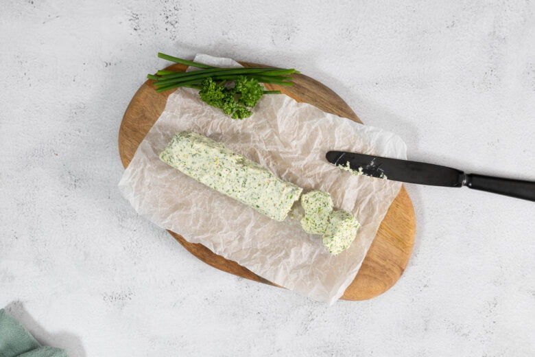 Vegane Originale Kraeuterbutter von oben mit Kraeutern