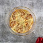 Vegane Pizza Schnecken in Gratinform mit roter Serviette