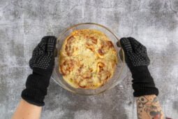 Vegane Pizza Schnecken frisch aus dem Ofen mit Ofenhandschuhen