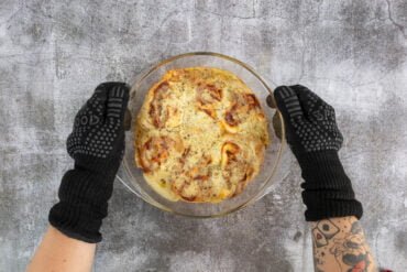 Vegane Pizza Schnecken frisch aus dem Ofen mit Ofenhandschuhen