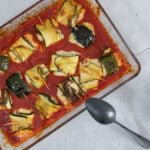 Vegane Zuchetti Involtini mit Serviette und Loeffel