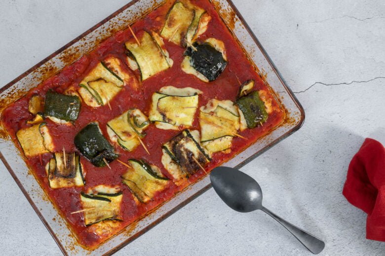 Vegane Zuchetti Involtini mit Serviette und Loeffel