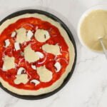 Veganer Mozarella auf ungebackener Pizza