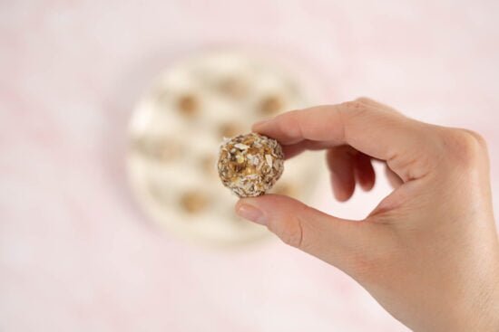 Energy Balls in der Hand