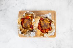 Folientofu vom Grill nach dem Grillieren auf dem Holzbrett