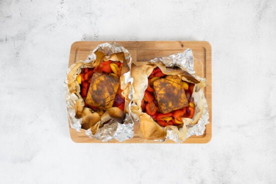 Folientofu vom Grill nach dem Grillieren auf dem Holzbrett