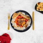 Folientofu vom Grill auf dem Teller serviert