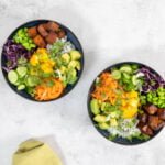 Poke Bowl mit Tofu Vegan in zwei Schalen