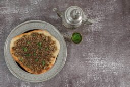 manakish fladenbrot mit zatar und haselnuessen mit Teekanne