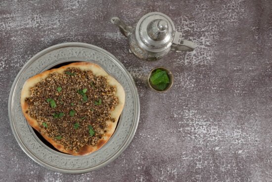 manakish fladenbrot mit zatar und haselnuessen mit Teekanne