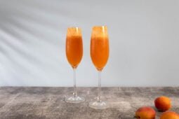 Bellini mit Aprikosen auf dem Bild