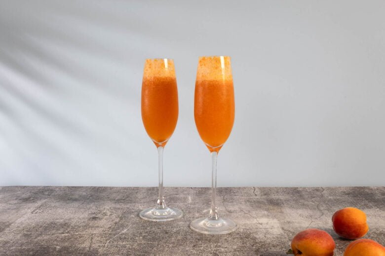 Bellini mit Aprikosen auf dem Bild