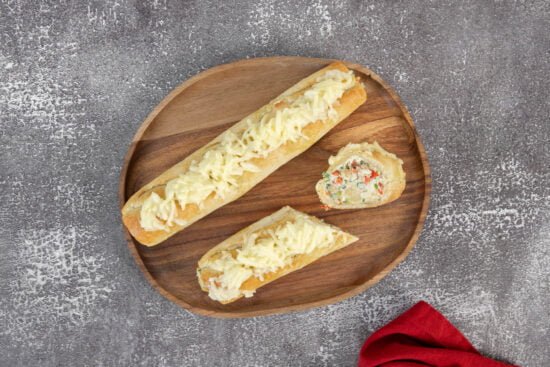 Party-Baguette mit veganer Frischkaesefuellung