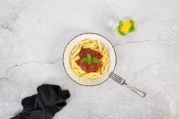 Salsa Pomodoro - Tomaten Sauce mit Gabel Serviette und Wasser Glas