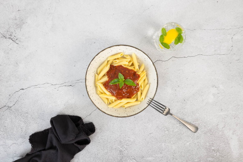 Salsa Pomodoro - Tomaten Sauce mit Gabel Serviette und Wasser Glas