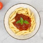 Salsa Pomodoro - Tomaten Sauce mit Basilikum und Tomatendeko
