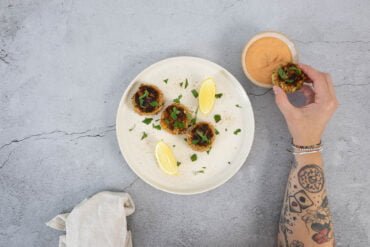 Vegane Crab Cakes - Krabben Kuechlein ohne Krabben ein Stueck in der Hand