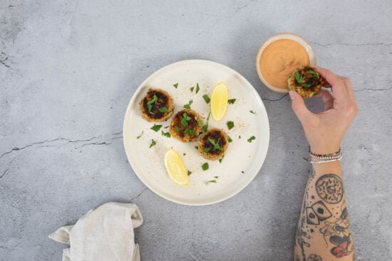 Vegane Crab Cakes - Krabben Kuechlein ohne Krabben ein Stueck in der Hand
