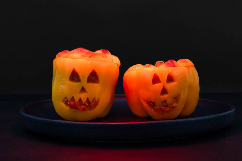 Gefüllte Halloween Peperoni mit Linsenbolognese - Peperoni mit Kürbisgesicht