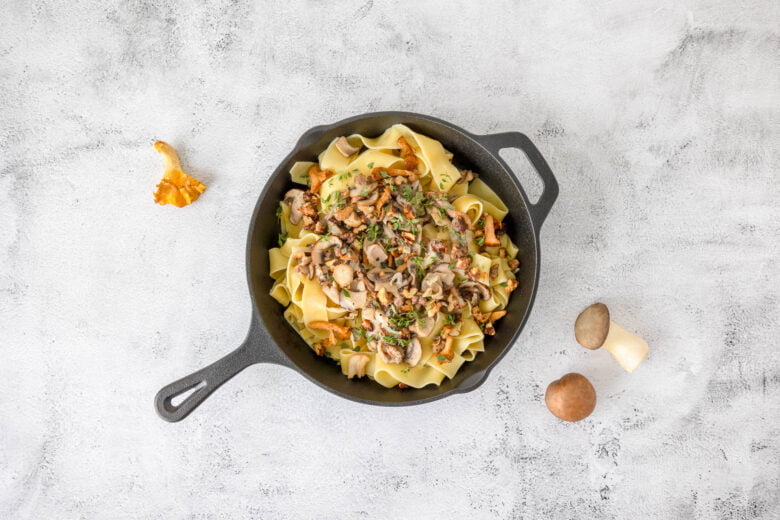 Pilz Baumnuss Nudeln in Gusspfanne mit Pilzen Deko
