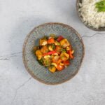 Thai Cashew Tofu angerichtet mit Reis auf zwei Tellern