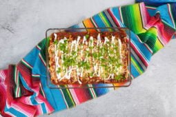 Vegane Enchiladas auf mexikanischem bunten Tuch