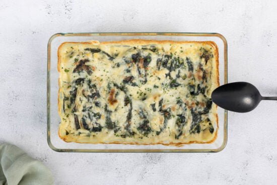 Gefüllte Mangoldrollen mit Haselnüssen nach deb Backen in der Gratinform