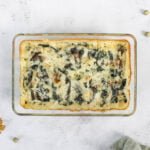 Gefüllte Mangoldrollen mit Haselnüssen mit Herbstdeko auf dem Tisch