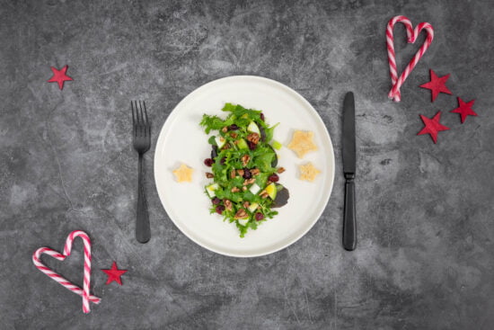 Bunter Weihnachtssalat mit Cranberries und Nüssen