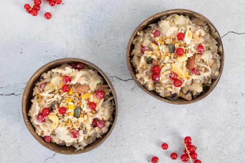 Veganes Birchermüesli ohne Milch mit Nüssen und Früchten