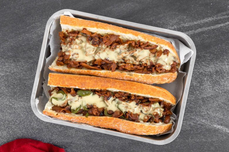 Veganes Philly Cheesesteak Sandwich mit veganer Käsesauce